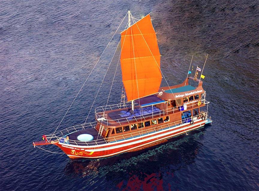 Традиционные тайские яхты «Красный Дракон» и «Голубой Дракон», остров Самуи, Таиланд