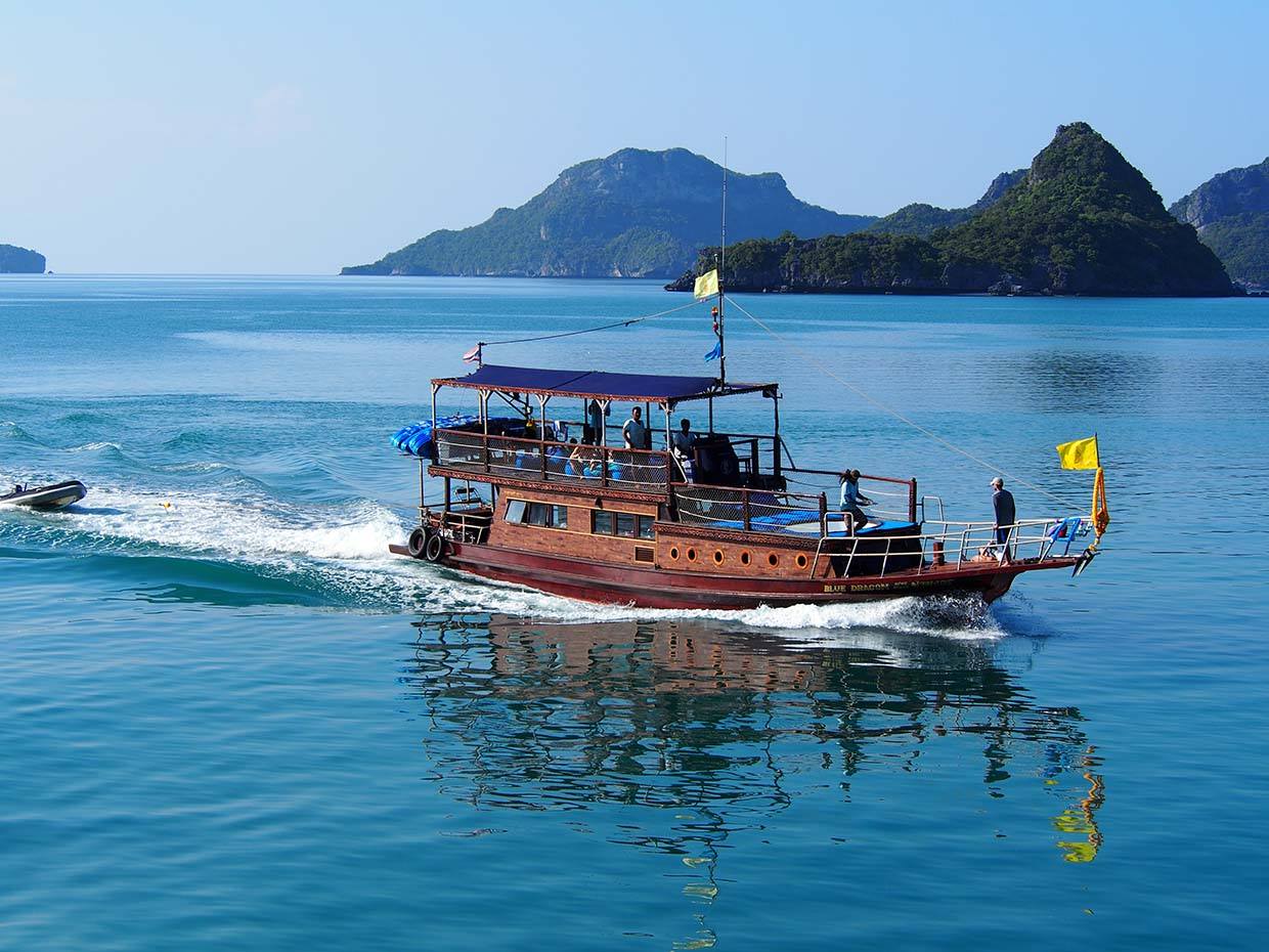 Традиционные тайские яхты «Красный Дракон» и «Голубой Дракон», остров Самуи, Таиланд